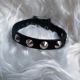 Leather Wristband: 1 Row Conical Studs